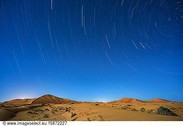 Sternspuren in der Wüste Sahara  Marokko  Nordafrika  Afrika