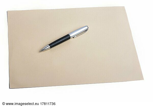 Stift und einfarbiges Papier auf einem isolierten Hintergrund
