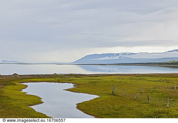 Stille Fjordlandschaft im Osten von Island