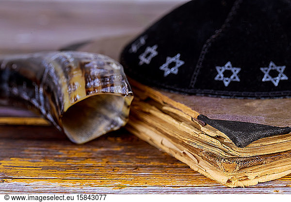 Stilleben jüdischer Symbole für Rosch Haschana