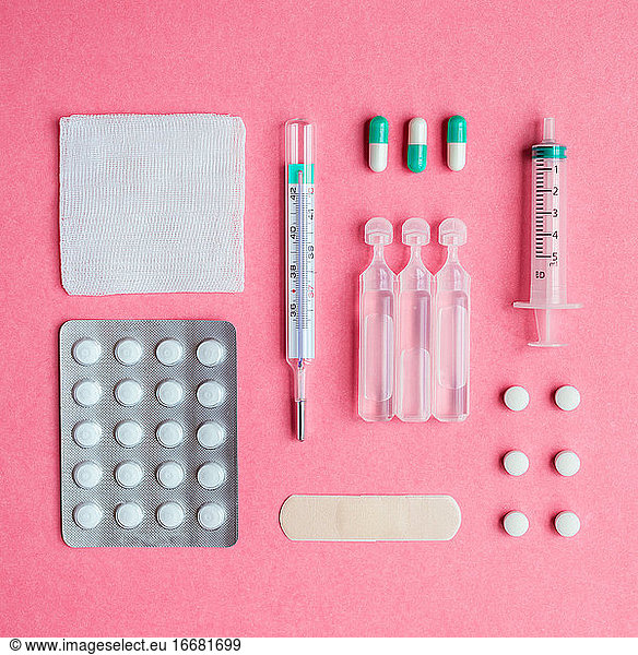 Stilleben mit medizinischem Material auf rosa Hintergrund