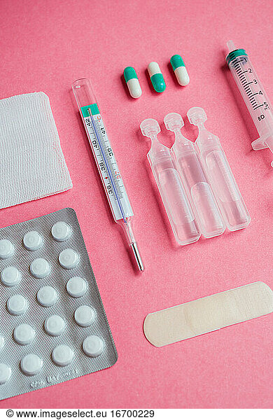 Stilleben mit medizinischem Material auf rosa Hintergrund