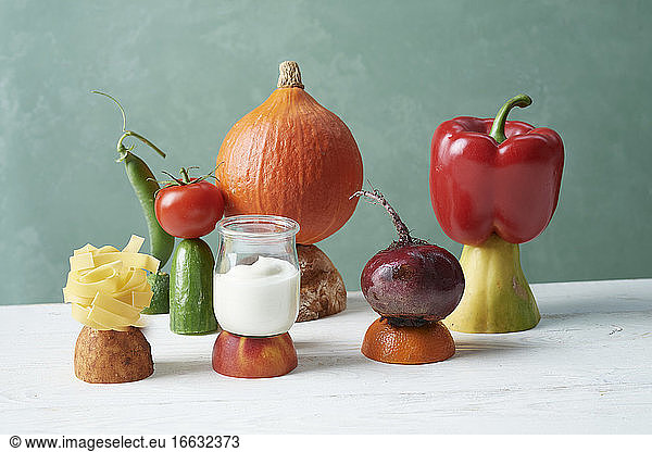 Stilleben mit Obst  Gemüse  Joghurt und Nudeln