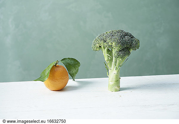 Stilleben mit Orange und Broccoli