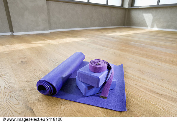 Stilleben still stills Stillleben Lifestyle Boden Fußboden Fußböden blau Yoga Studioaufnahme Gürtel