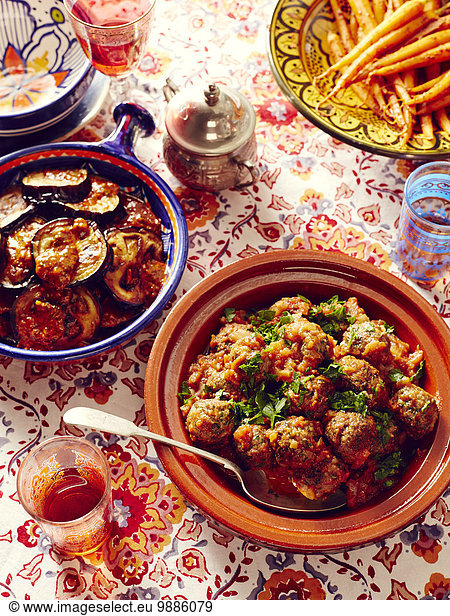 Stilleben von marokkanischen Kefta-Fleischbällchen mit Auberginen und Karotten