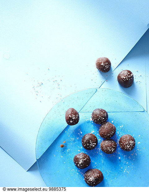 Stilleben von Tamarinden-Schokoladentrüffeln auf blauem Teller