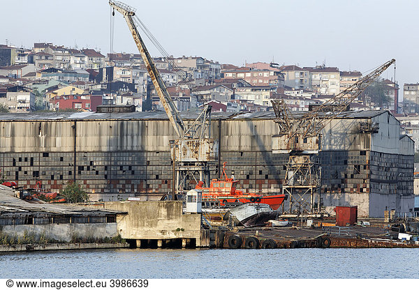 Stillgelegte Schiffswerft am Ufer des Goldenen Horn  verfallene Docks  Istanbul  Türkei