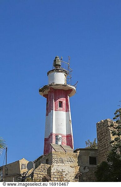 Stillgelegtes weiß-rotes Jaffa-Licht oder Jaffa-Leuchtturm  Alter Hafen von Jaffa  Israel.