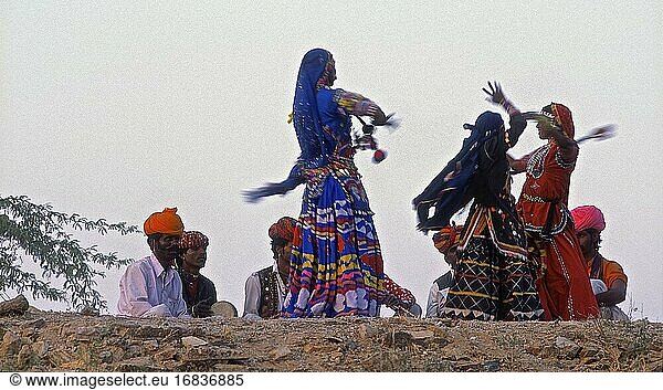 Stimmung bei dieser Zigeunertruppe  die während der Kamelmela in Pushkar  Rajasthan  Indien 2004 in der Wüste improvisiert.