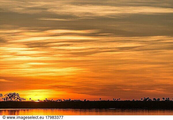 Stimmung nach Sonnenuntergang am Linyanti Fluss  Duma Tau Camp  Botswana  Afrika