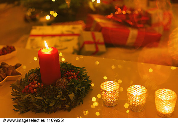 Stimmungsvolle Kerzen auf dem Weihnachtstisch