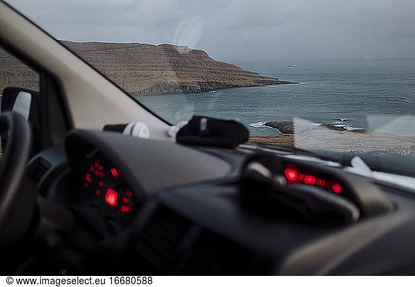 Stimmungsvolle Landschaft durch Autofenster  Färöer Inseln