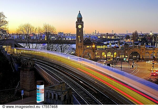 Stimmungsvolle Lichtspuren von fahrender Hochbahn und Uhrturm bei Sonnenaufgang  Landungsbrücken  St. Pauli  Hamburg  Deutschland  Europa