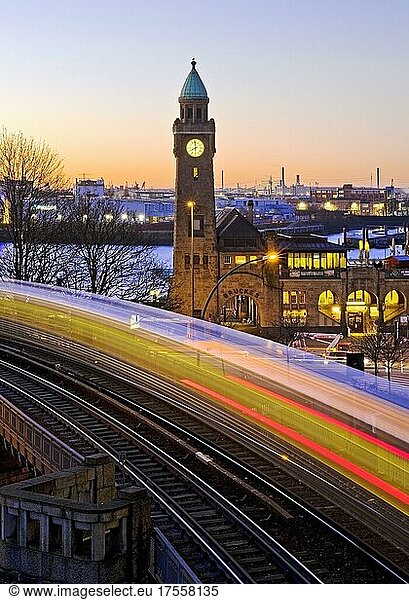 Stimmungsvolle Lichtspuren von fahrender Hochbahn und Uhrturm bei Sonnenaufgang  Landungsbrücken  St. Pauli  Hamburg  Deutschland  Europa