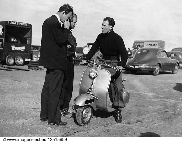 Stirling Moss auf einem Vespa-Roller  Goodwood  April 1952. Künstler: Unbekannt