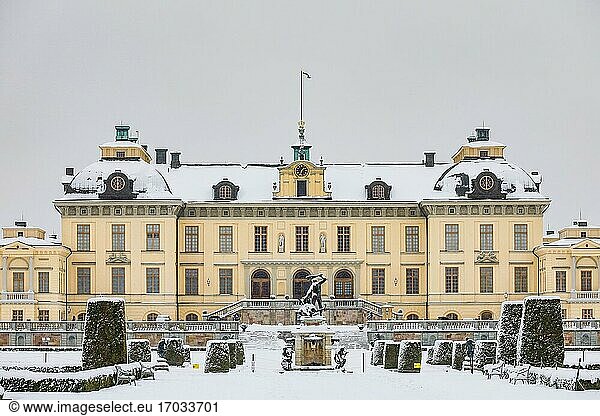 Stockholm  Schweden Das königliche Schloss Drottningholm im Schnee.