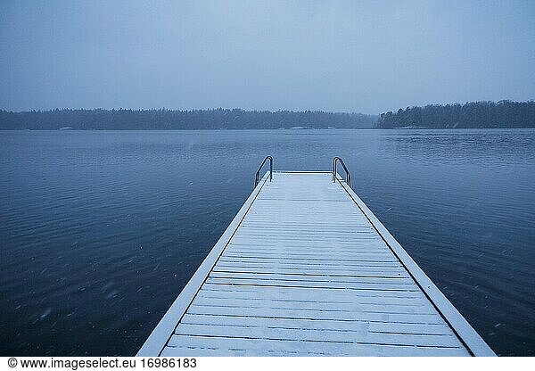 Stockholm  Schweden Ein einsamer Steg im Schnee im Park und See Flatenbadet  einem Erholungsgebiet.