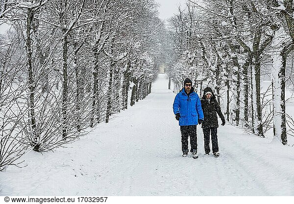 Stockholm  Schweden Ein Paar  das auf dem Gelände des königlichen Schlosses Drottningholm im Schnee spazieren geht.
