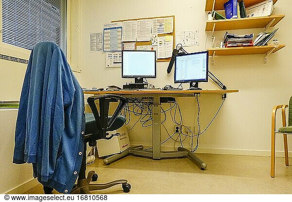 Stockholm  Schweden Ein Schreibtisch und Computerbildschirme in einer Arztpraxis.