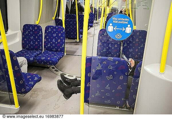 Stockholm  Schweden Eine Frau ruht ihre Füße in einem leeren Tunnelbana-Wagen aus.