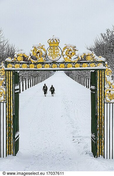 Stockholm  Schweden Königliche Wachen auf dem Torbogen des königlichen Schlosses Drottningholm im Schnee.
