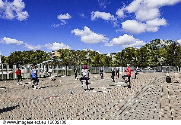 Stockholm  Schweden Menschen bei einer Aerobic-Session unter freiem Himmel  angeleitet von einem Lehrer und mit Musik im Schwimmbad Eriksdalsbadet.