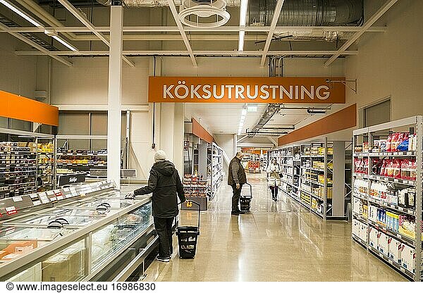 Stockholm  Schweden Menschen  die in einem Supermarkt einkaufen  und ein Schild in schwedischer Sprache mit der Aufschrift: Küchengeräte. '.