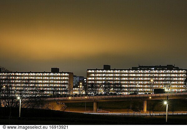 Stockholm  Schweden Wohngebäude und Autobahn im Vorort Rinkeby bei Nacht.