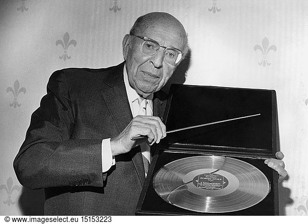 Stolz  Robert  25.8.1880 - 27. 6.1975  Ã¶ster. Komponist  Halbfigur  mit Goldener Schallplatte  1960er Jahre