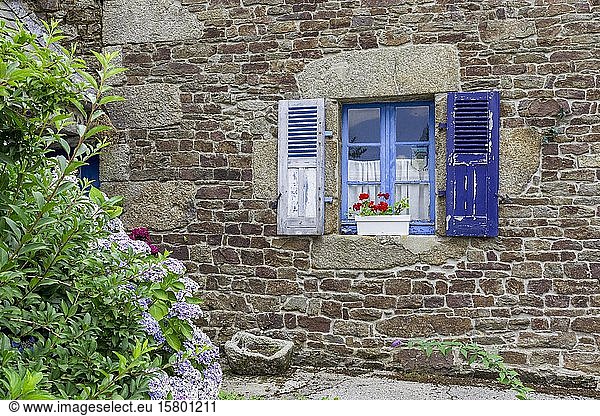 Stone house with window  Guimiliau  Département Finistère  France  Europe
