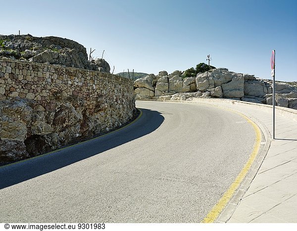 Straße am Rande der Küste  Mallorca  Spanien