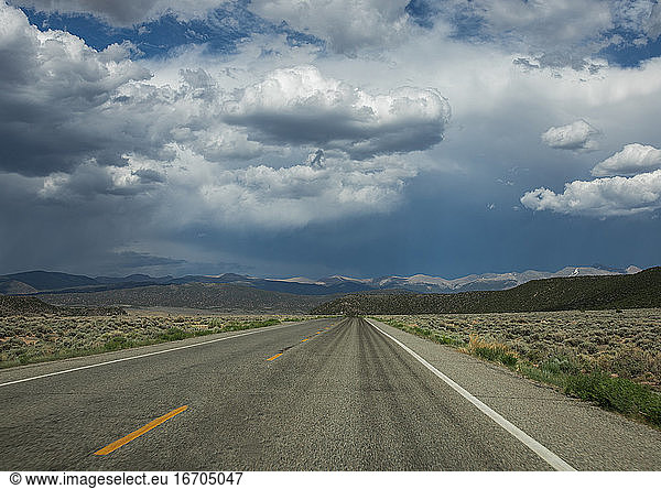 Straße durch die Berge in Colorado