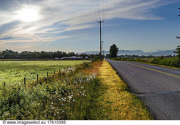 Straße durch die Landschaft in Surrey  BC  am Rande von Metro Vancouver; Surrey  British Columbia  Kanada