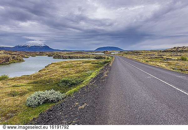 Straße 848 entlang des Myvatn-Sees in der Nähe des Dorfes Reykjahlid in Island.