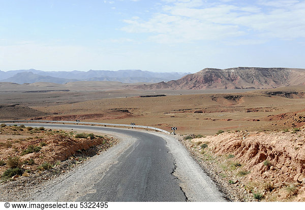 Straße im südlichen Hohen Atlas  Richtung Tichka-Pass  Marokko  Afrika