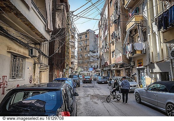 Straße im Vorort Sin el Fil östlich von Beirut im Bezirk Matn im Gouvernement Berg-Libanon  Libanon.