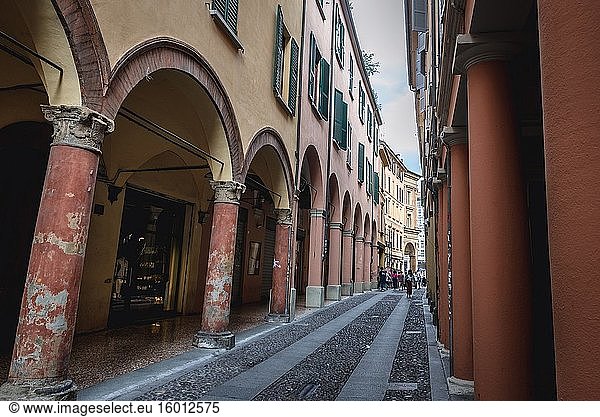Straße in der Altstadt von Bologna  Hauptstadt und größte Stadt der Region Emilia Romagna in Norditalien.