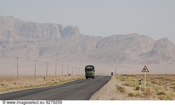 Straße in der Wüste  Dasht-e Kavir  Semnan  Iran