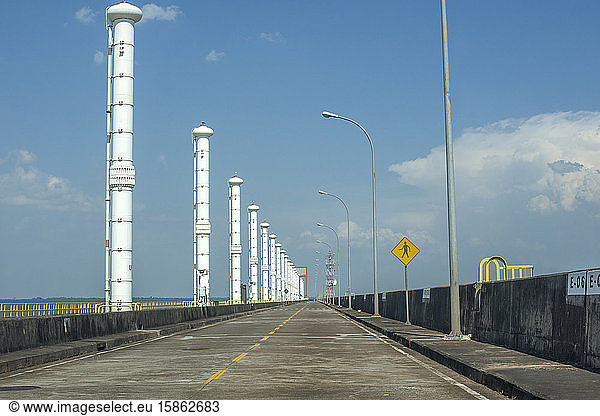 Straße innerhalb von Itaipu  dem zweitgrößten Wasserkraftwerk der Welt