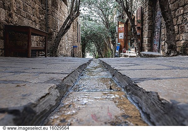 Straße mit Entwässerungskanal im historischen Teil von Byblos  der größten Stadt im Gouvernement Mount Lebanon im Libanon.