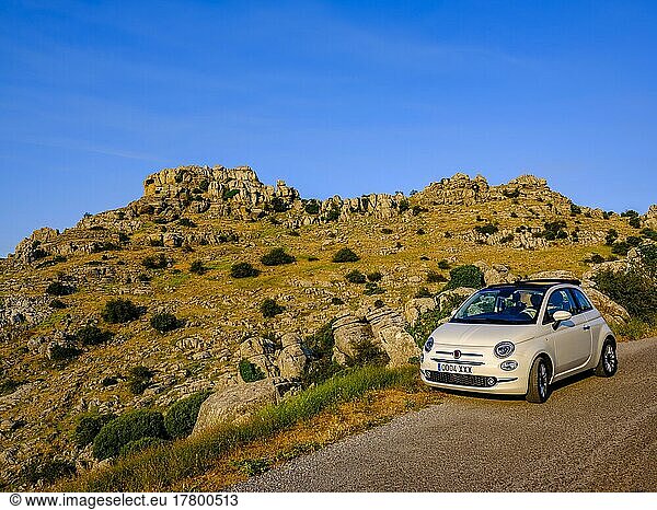 Straße mit Kleinwagen im Naturschutzgebiet El Torcal  Torcal de Antequera  Provinz Malaga  Andalusien  Spanien  Europa