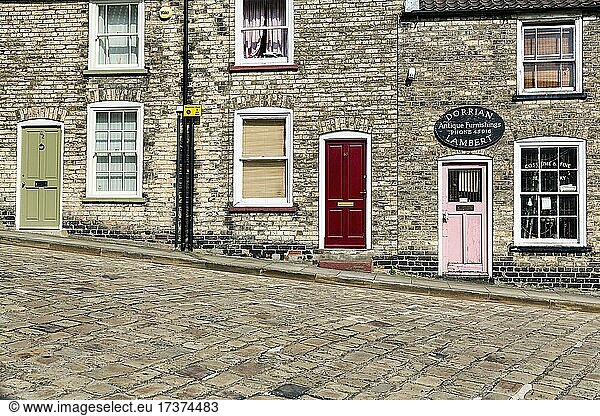 Straße mit Kopfsteinpflaster und alten Wohnhäusern am Hang  bunte Türen  Steep Hill  Lincoln  Lincolnshire  East Midlands  England  Großbritannien  Europa