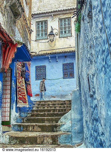 Straße mit Treppe und gehendem Mann  Blaue Medina  Chefchaouen  Marokko.