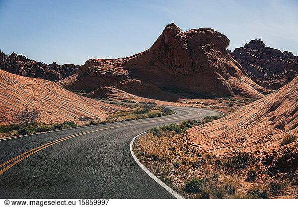 Straße schlängelt sich durch eine felsige Wüstenlandschaft