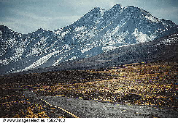 Straße und Berge in der Atacama-Wüste