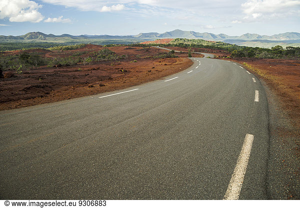 Straße und Landschaft Rote Erde  Südprovinz  Grande Terre  Neukaledonien