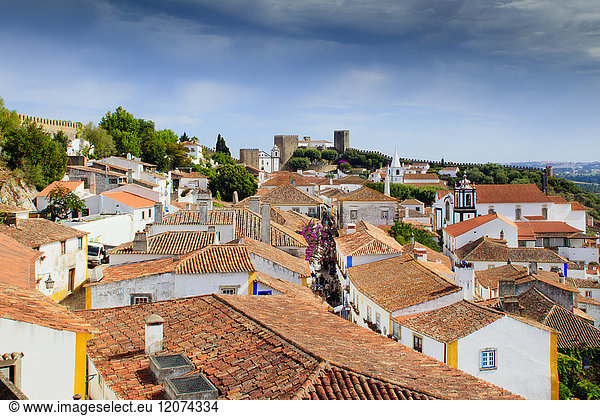Straßen und Burg im mittelalterlichen Dorf Obidos in der Region Centro in Portugal  Portugal  Europa