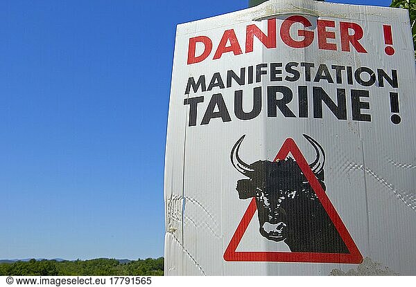 Straßen-Warnschild vor Bullen  Danger manifestation Taurine  Camargue  Gard  Languedoc-Roussillon  Südfrankreich  Warnschild  Hinweisschild