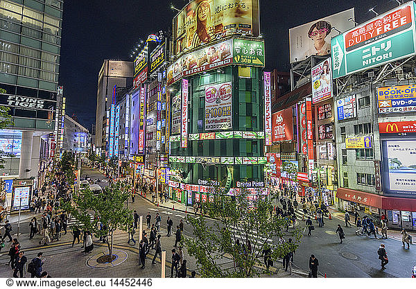 Straßenansicht mit beleuchteten Werbetafeln bei Nacht  Shinjuku  Tokio  Japan.